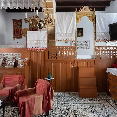 Semesterbostad Genovefa Traditional House